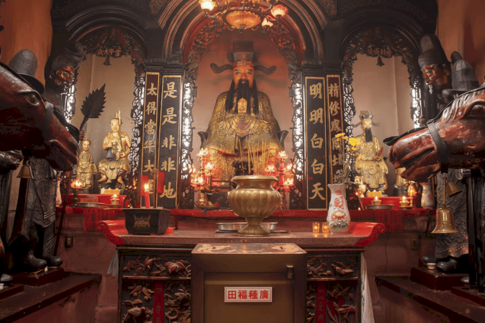 Điện thờ Ngọc Ho&agrave;ng Thượng Đế nằm ở ch&iacute;nh điện gian thờ ch&iacute;nh